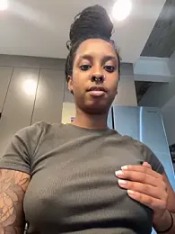 Your_Paris — Stripchat recorded stream image, 11.06.2025 00:00