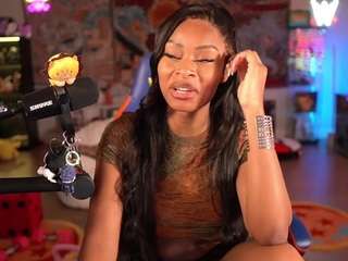 lovenzia — Camsoda recorded stream image, 11.06.2025 02:40