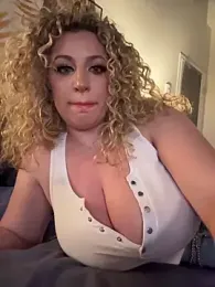 miamellycious — Stripchat recorded stream image, 19.11.2025 04:00
