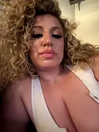 miamellycious — Stripchat recorded stream image, 19.11.2025 04:00