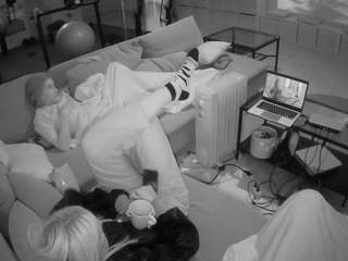 voyeurcam-julmodels-living-3 — Camsoda recorded stream image, 23.02.2025 13:00