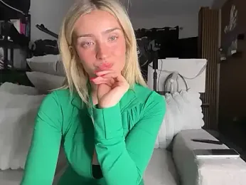 meggsworld — Stripchat recorded stream image, 23.12.2025 17:50