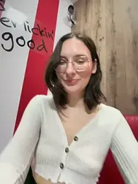 The_Snowwhitee — Stripchat recorded stream screenshot (17 Mar 2026)