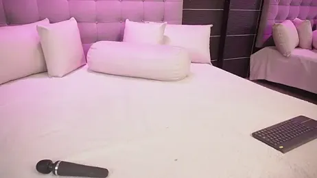 BellaLatinaTS — Stripchat recorded stream screenshot (08 Apr 2026)