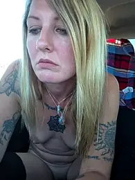 SheIsSomething — Stripchat recorded stream image, 16.04.2026 23:40