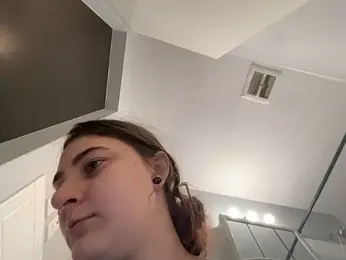 Snowbunnycake_131 — Stripchat recorded stream image, 29.04.2026 04:10