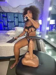 riri_brunnete — Stripchat recorded stream image, 12.05.2026 04:00