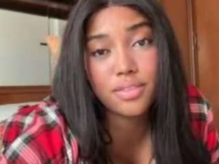 naommiscott — Camsoda recorded stream image, 01.08.2026 08:30