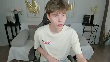 andyyzzz — Stripchat recorded stream image, 28.08.2026 06:00