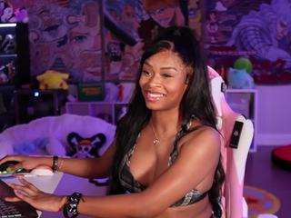 lovenzia — Camsoda recorded stream image, 15.03.2025 01:50