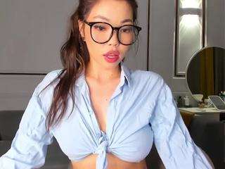 moonlovee — Camsoda recorded stream image, 12.04.2025 15:40