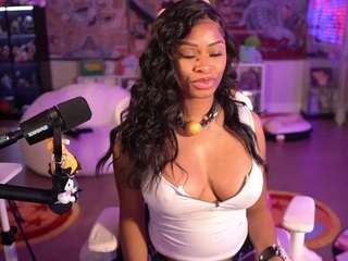 lovenzia — Camsoda recorded stream image, 15.04.2025 02:50