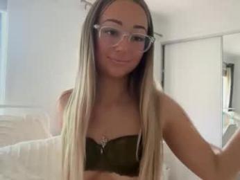 luvlivvyy — Chaturbate recorded stream image, 15.04.2025 01:10