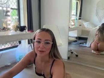 luvlivvyy — Chaturbate recorded stream image, 18.04.2025 00:50