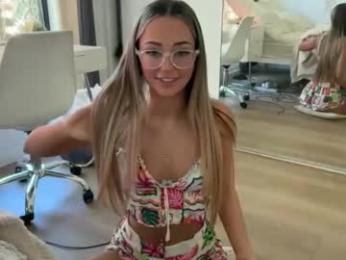 luvlivvyy — Chaturbate recorded stream image, 22.04.2025 01:30
