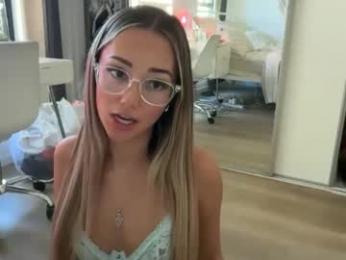 luvlivvyy — Chaturbate recorded stream image, 22.04.2025 01:30