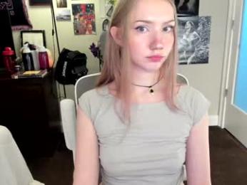 eve003300 — Chaturbate recorded stream image, 01.05.2025 22:20