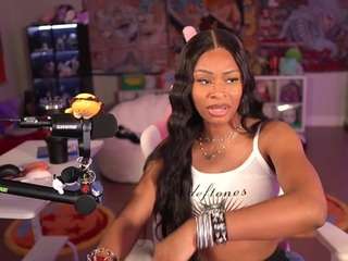 lovenzia — Camsoda recorded stream image, 07.05.2025 00:40